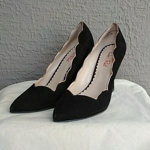 Scallop Suede Black Gold Pointed Wedges 6